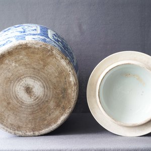 Een Chinese blauw-witte dekselvaas met bloemen en landschappen, Kangxi — foto 12