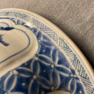Een Chinese blauw-witte dekselvaas met bloemen en landschappen, Kangxi — foto 13