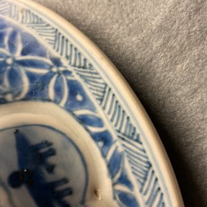 Een Chinese blauw-witte dekselvaas met bloemen en landschappen, Kangxi — foto 14