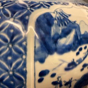 Een Chinese blauw-witte dekselvaas met bloemen en landschappen, Kangxi — foto 18