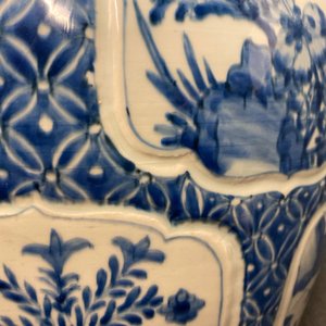 Een Chinese blauw-witte dekselvaas met bloemen en landschappen, Kangxi — foto 22