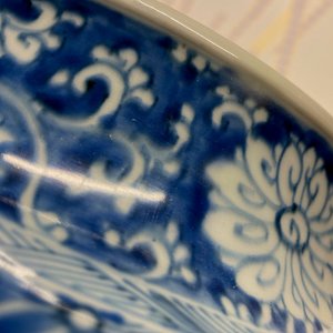 Een Chinese blauw-witte dekselvaas met bloemen en landschappen, Kangxi — foto 23