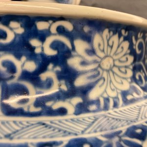 Een Chinese blauw-witte dekselvaas met bloemen en landschappen, Kangxi — foto 25