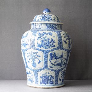 Een Chinese blauw-witte dekselvaas met bloemen en landschappen, Kangxi — foto 7