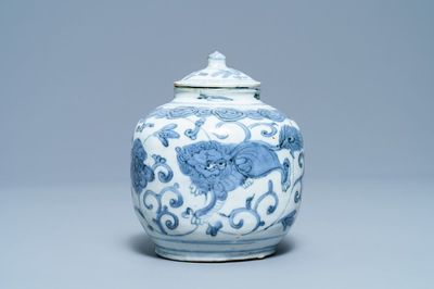 Een Chinese blauw-witte dekselvaas met boeddhistische leeuwen, Ming