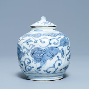 Een Chinese blauw-witte dekselvaas met boeddhistische leeuwen, Ming — foto 3