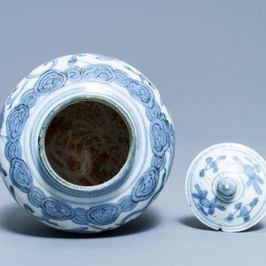 Een Chinese blauw-witte dekselvaas met boeddhistische leeuwen, Ming — foto 5