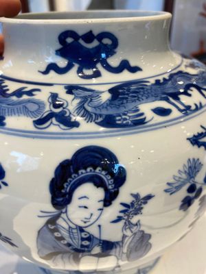 Een Chinese blauw-witte dekselvaas met dames in een tuin, Chenghua merk, Kangxi — foto 13