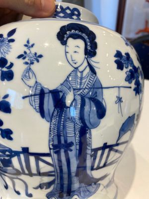 Een Chinese blauw-witte dekselvaas met dames in een tuin, Chenghua merk, Kangxi — foto 16