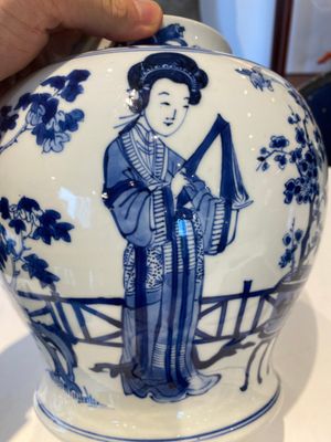 Een Chinese blauw-witte dekselvaas met dames in een tuin, Chenghua merk, Kangxi — foto 18