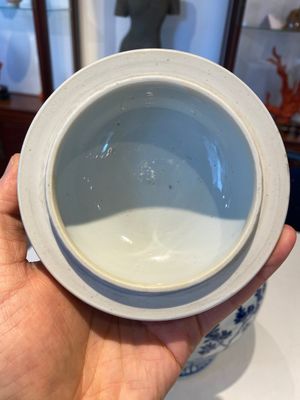 Een Chinese blauw-witte dekselvaas met dames in een tuin, Chenghua merk, Kangxi — foto 5