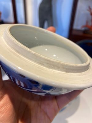 Een Chinese blauw-witte dekselvaas met dames in een tuin, Chenghua merk, Kangxi — foto 6