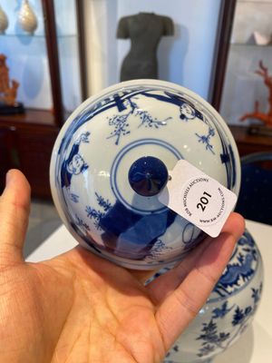Een Chinese blauw-witte dekselvaas met dames in een tuin, Chenghua merk, Kangxi — foto 7