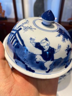 Een Chinese blauw-witte dekselvaas met dames in een tuin, Chenghua merk, Kangxi — foto 8
