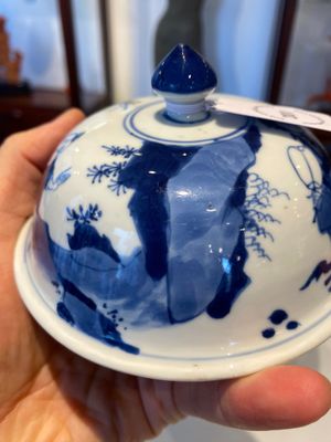 Een Chinese blauw-witte dekselvaas met dames in een tuin, Chenghua merk, Kangxi — foto 9