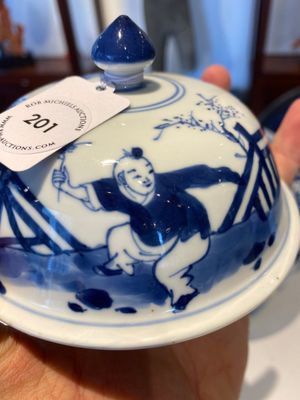 Een Chinese blauw-witte dekselvaas met dames in een tuin, Chenghua merk, Kangxi — foto 10