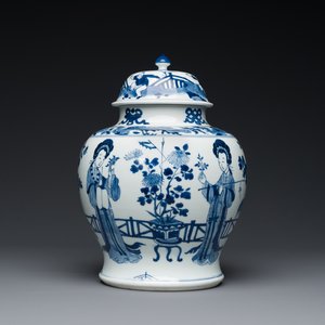Een Chinese blauw-witte dekselvaas met dames in een tuin, Chenghua merk, Kangxi — foto 1