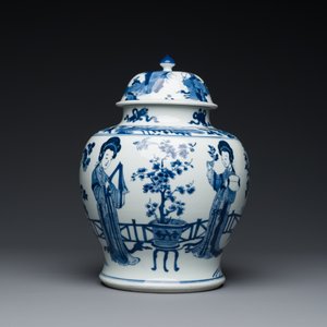 Een Chinese blauw-witte dekselvaas met dames in een tuin, Chenghua merk, Kangxi — foto 3