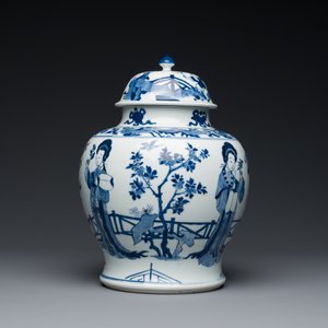 Een Chinese blauw-witte dekselvaas met dames in een tuin, Chenghua merk, Kangxi — foto 4