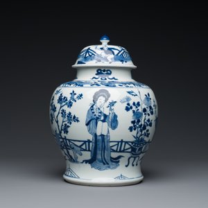 Een Chinese blauw-witte dekselvaas met dames in een tuin, Chenghua merk, Kangxi — foto 5