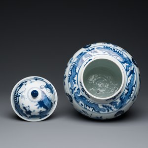 Een Chinese blauw-witte dekselvaas met dames in een tuin, Chenghua merk, Kangxi — foto 6