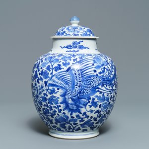 Een Chinese blauw-witte dekselvaas met feniksen, Kangxi — foto 3