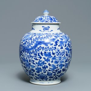 Een Chinese blauw-witte dekselvaas met feniksen, Kangxi — foto 4
