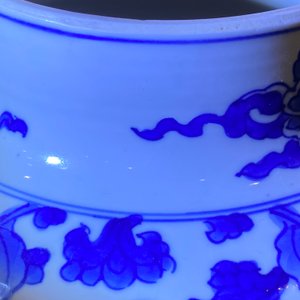 Een Chinese blauw-witte dekselvaas met feniksen, Kangxi — foto 10