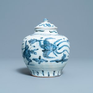 Een Chinese blauw-witte dekselvaas met feniksen, Ming — foto 1