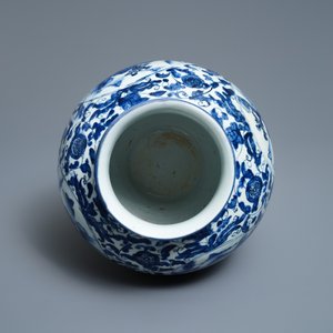 Een Chinese blauw-witte dekselvaas met figuratieve medaillons, Wanli — foto 5