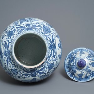Een Chinese blauw-witte dekselvaas met figuratieve medaillons, Wanli — foto 5