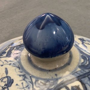 Een Chinese blauw-witte dekselvaas met figuratieve medaillons, Wanli — foto 7