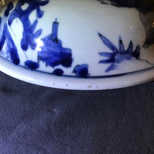 Een Chinese blauw-witte dekselvaas met figuren in cartouches, Transitie periode — foto 13