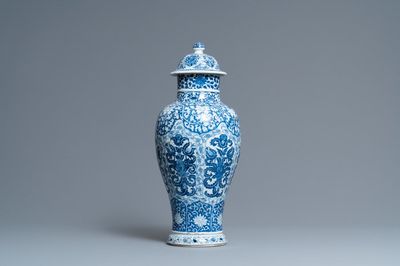 Een Chinese blauw-witte dekselvaas met floraal decor, Kangxi