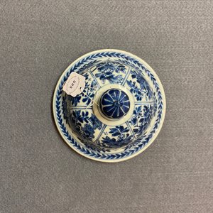 Een Chinese blauw-witte dekselvaas met floraal decor, Kangxi — foto 13