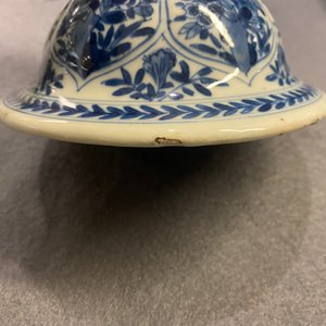 Een Chinese blauw-witte dekselvaas met floraal decor, Kangxi — foto 15