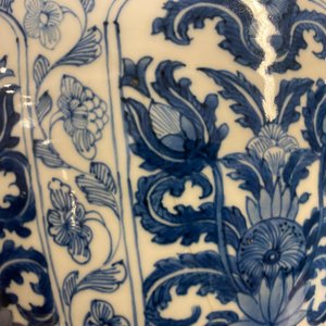 Een Chinese blauw-witte dekselvaas met floraal decor, Kangxi — foto 17
