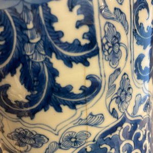 Een Chinese blauw-witte dekselvaas met floraal decor, Kangxi — foto 21
