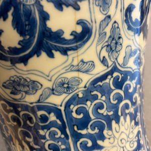 Een Chinese blauw-witte dekselvaas met floraal decor, Kangxi — foto 22