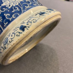 Een Chinese blauw-witte dekselvaas met floraal decor, Kangxi — foto 29