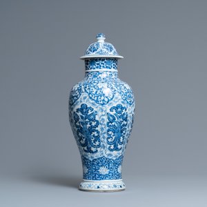 Een Chinese blauw-witte dekselvaas met floraal decor, Kangxi — foto 3