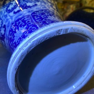Een Chinese blauw-witte dekselvaas met floraal decor, Kangxi — foto 36