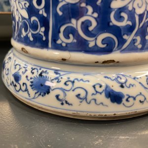 Een Chinese blauw-witte dekselvaas met floraal decor, Kangxi — foto 37