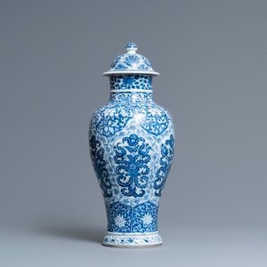Een Chinese blauw-witte dekselvaas met floraal decor, Kangxi — foto 4