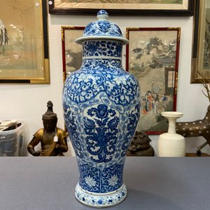 Een Chinese blauw-witte dekselvaas met floraal decor, Kangxi — foto 7