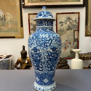 Een Chinese blauw-witte dekselvaas met floraal decor, Kangxi — foto 8