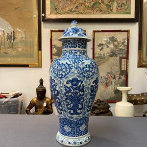 Een Chinese blauw-witte dekselvaas met floraal decor, Kangxi — foto 9