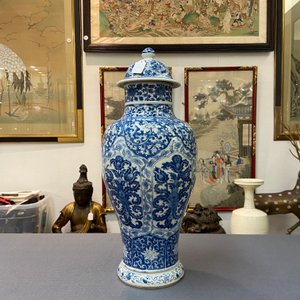 Een Chinese blauw-witte dekselvaas met floraal decor, Kangxi — foto 10