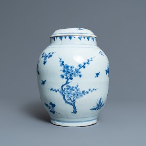 Een Chinese blauw-witte dekselvaas met floraal decor, Transitie periode — foto 3