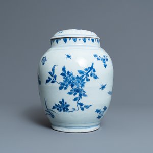 Een Chinese blauw-witte dekselvaas met floraal decor, Transitie periode — foto 4